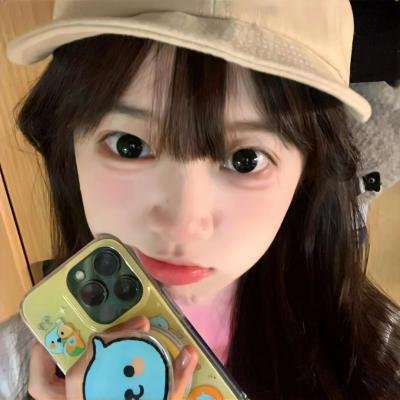 穿黄睡衣的女孩